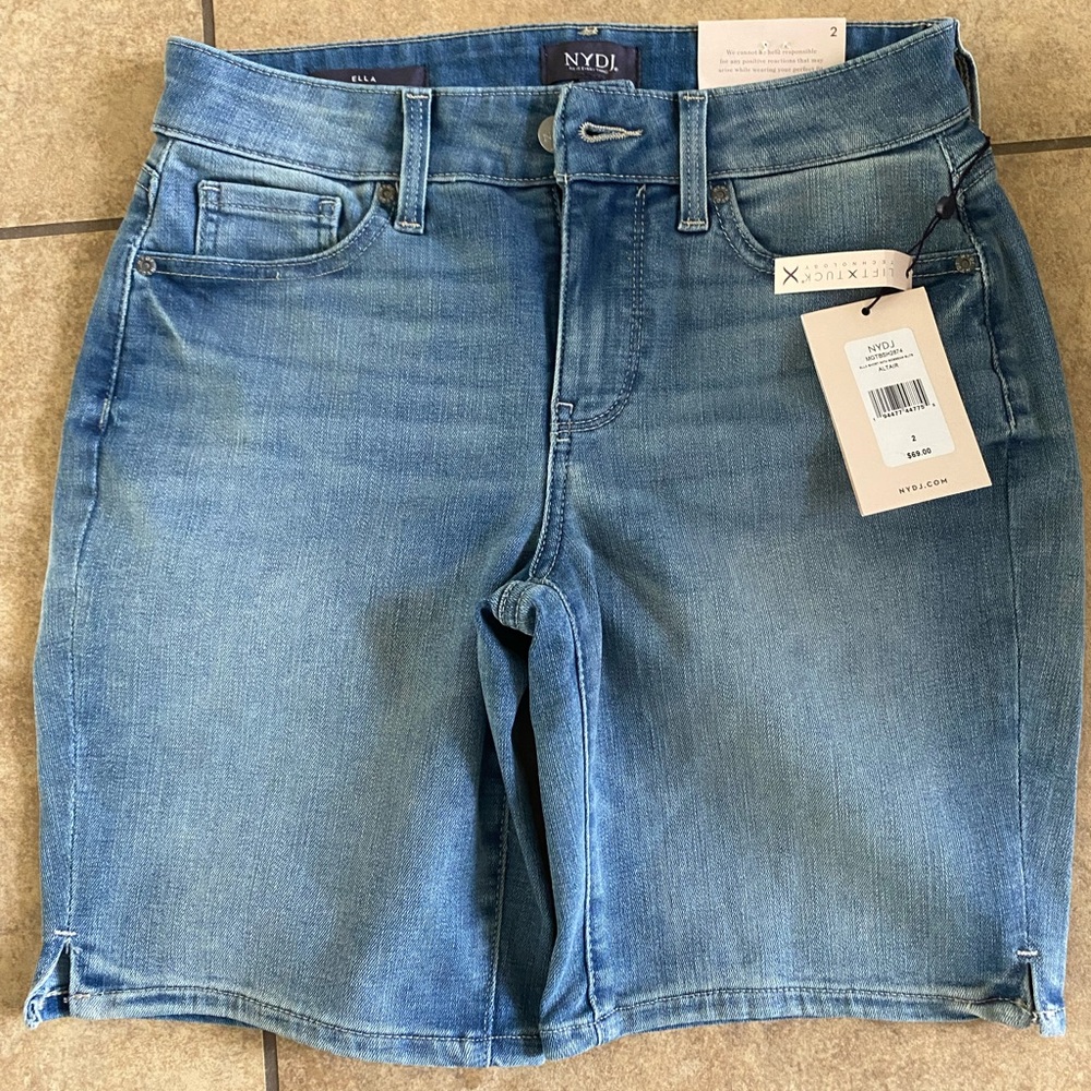 NWT , NYDJ size 2, 8 inch inseam. Cute title side slit.